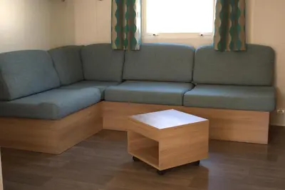 Coin salon dans l'établissement Mobil home luxe 8 personnes avec wifi