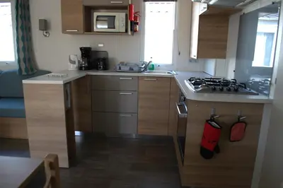 Cuisine ou kitchenette dans l'établissement Mobil home luxe 8 personnes avec wifi