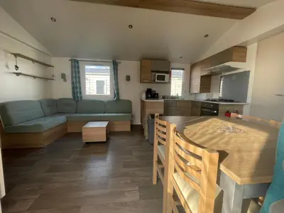 Cuisine ou kitchenette dans l'établissement Mobil home luxe 8 personnes avec wifi