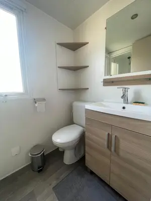 Salle de bains dans l'établissement Mobil home luxe 8 personnes avec wifi