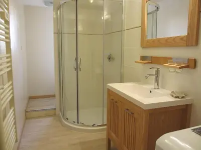 Salle de bains dans l'établissement Gîte Maison Anjou 14 personnes Logis de la Porte Saint Jean