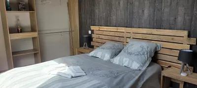 Un ou plusieurs lits dans un hébergement de l'établissement Chambre proche circuit du Mans 500 m du virage de Mulsanne