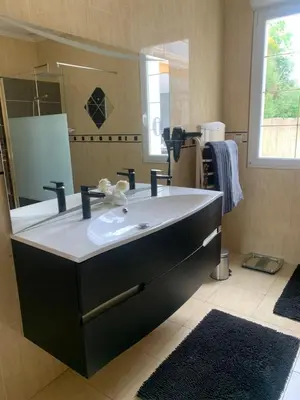Salle de bains dans l'établissement Villa avec piscine aux portes du circuit des 24 heures