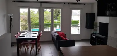 Piscine de l'établissement La Patalisse, maison type 3 et jardin ou située à proximité