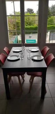 Piscine de l'établissement La Patalisse, maison type 3 et jardin ou située à proximité