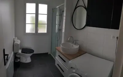 Salle de bains dans l'établissement La Patalisse, maison type 3 et jardin