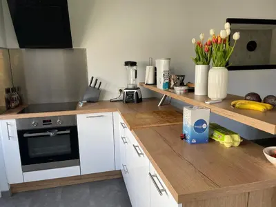 Cuisine ou kitchenette dans l'établissement Gîte confortable avec piscine, parking et Wi-Fi à La Suze-sur-Sarthe - FR-1-410-399