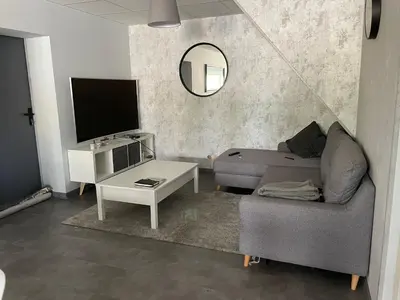 Coin salon dans l'établissement Gîte confortable avec piscine, parking et Wi-Fi à La Suze-sur-Sarthe - FR-1-410-399