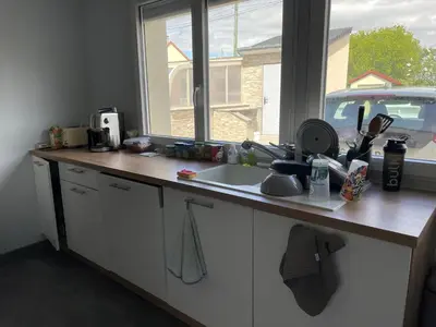 Cuisine ou kitchenette dans l'établissement Gîte confortable avec piscine, parking et Wi-Fi à La Suze-sur-Sarthe - FR-1-410-399
