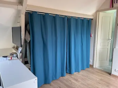 Plan de l'établissement Gîte confortable avec piscine, parking et Wi-Fi à La Suze-sur-Sarthe - FR-1-410-399