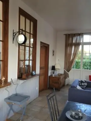 Coin salon dans l'établissement Gîte de la gare de Clefs
