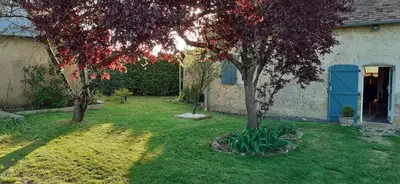 Jardin de l'établissement La belle étape bercéenne au calme de sa campagne près circuit Mans Sud, relais motard