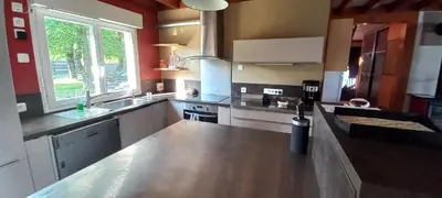 Cuisine ou kitchenette dans l'établissement Belle maison - 5 chambres 4 sdb - proche circuit et pôle européen du cheval - idéal groupes & familles