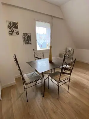 Coin salon dans l'établissement Studio lumineux de 35m2 au cœur de Solesmes