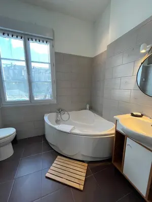 Salle de bains dans l'établissement Côté Château - Grand appartement au cœur de Blois