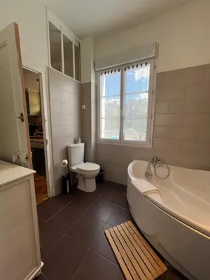 Salle de bains dans l'établissement Côté Château - Grand appartement au cœur de Blois