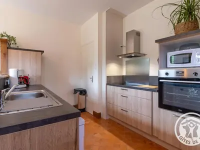 Cuisine ou kitchenette dans l'établissement Gîte de groupe avec salle de jeux, jardin 4000m², proche forêt de Chandelais et Zoo de la Flèche - FR-1-622-56