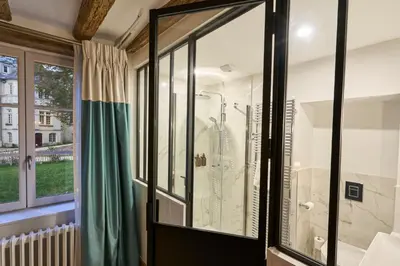 Salle de bains dans l'établissement Domaine de la Commanderie de Ballan