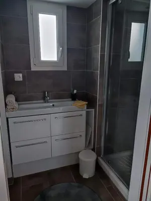 Salle de bains dans l'établissement Belle chambre indépendante