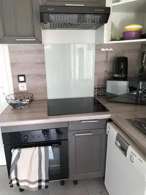Cuisine ou kitchenette dans l'établissement Hébergement 24h le mans