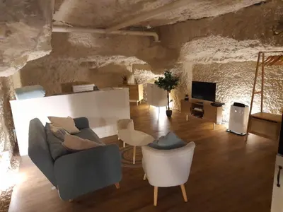 Coin salon dans l'établissement La Grotte du Bonheur
