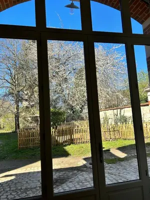 Jardin de l'établissement Jolie maison avec jardin proche du centre ville mais au calme comme à la campagne