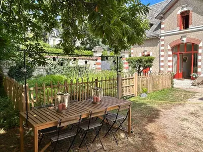 Jardin de l'établissement Jolie maison avec jardin proche du centre ville mais au calme comme à la campagne