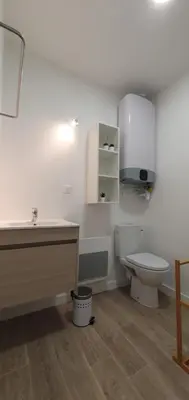 Salle de bains dans l'établissement Studio centre de Bourgueil au calme