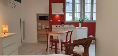 Cuisine ou kitchenette dans l'établissement Studio centre de Bourgueil au calme