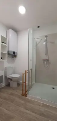 Salle de bains dans l'établissement Studio centre de Bourgueil au calme