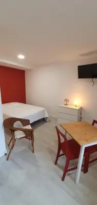Télévision ou salle de divertissement dans l'établissement Studio centre de Bourgueil au calme