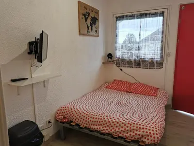 Un ou plusieurs lits dans un hébergement de l'établissement Studio meublé équipé calme et bien situé