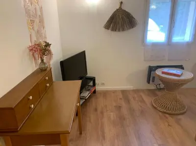Télévision ou salle de divertissement dans l'établissement Logement à 5 minutes du circuit