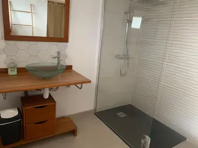 Salle de bains dans l'établissement Logement à 5 minutes du circuit