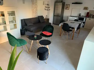 Coin salon dans l'établissement Logement à 5 minutes du circuit