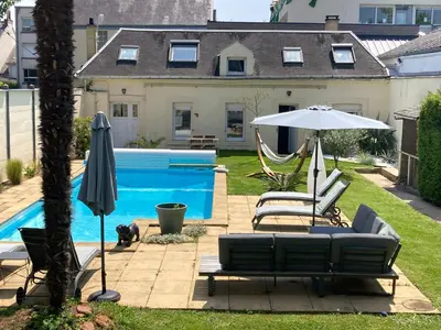 Piscine de l'établissement La Paisible - Maison 6 pers piscine - Le Mans centre ou située à proximité