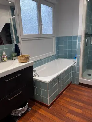 Salle de bains dans l'établissement Maison entière 6 à 8 personnes au Mans proche circuit