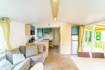 Cuisine ou kitchenette dans l'établissement Mobil-home 6/8 personnes - Camping Siblu **** Domaine de Dugny