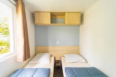 Un ou plusieurs lits dans un hébergement de l'établissement Mobil-home 6/8 personnes - Camping Siblu **** Domaine de Dugny
