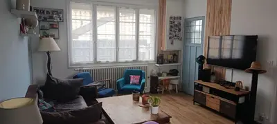 Télévision ou salle de divertissement dans l'établissement Loue maison 24h du Mans voiture,moto