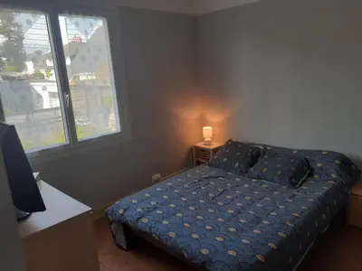 Un ou plusieurs lits dans un hébergement de l'établissement Loue maison 24h du Mans voiture,moto