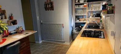Cuisine ou kitchenette dans l'établissement Loue maison 24h du Mans voiture,moto