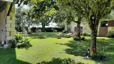 Jardin de l'établissement Gîte Les Rimbaudières à Ligueil