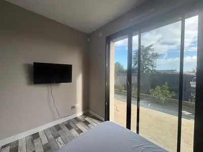 Télévision ou salle de divertissement dans l'établissement Chambre privée à 10 min du circuit