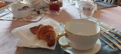 Options de petit-déjeuner proposées aux clients de l'établissement Le Clos des Roses