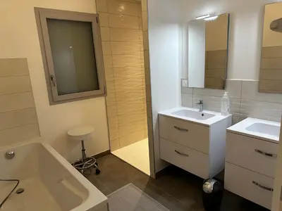 Salle de bains dans l'établissement Maison gîte Solesmes