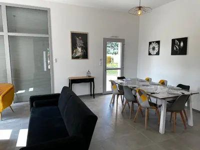 Coin salon dans l'établissement Maison gîte Solesmes