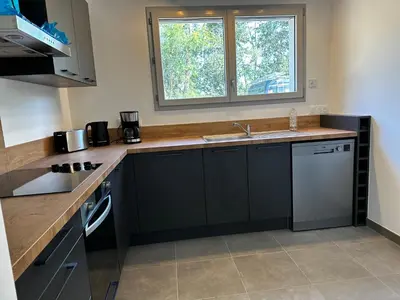 Cuisine ou kitchenette dans l'établissement Maison gîte Solesmes