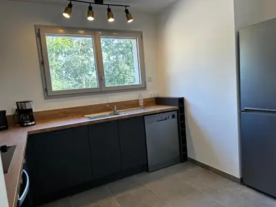 Cuisine ou kitchenette dans l'établissement Maison gîte Solesmes
