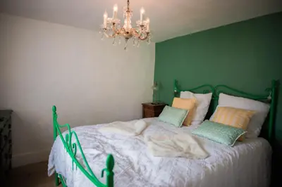 Un ou plusieurs lits dans un hébergement de l'établissement The Vintage Bed and Broc'